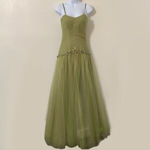 Stunning Green Prom Dress with Elegant Design